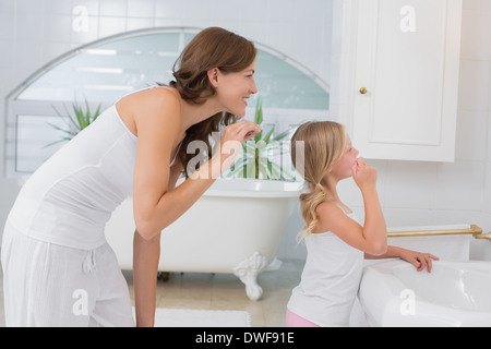 Petite fille se brosser les dents avec la mère Banque D'Images