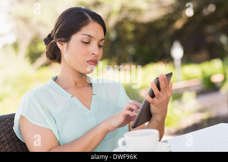 Businesswoman having coffee et de travail sur tablet pc Banque D'Images