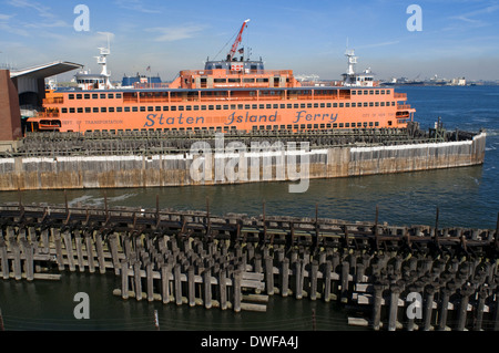 Au départ de la gare maritime , il y avait plusieurs bâtiments comme interensates Staten Island Borough Hall, le bureau de poste Banque D'Images