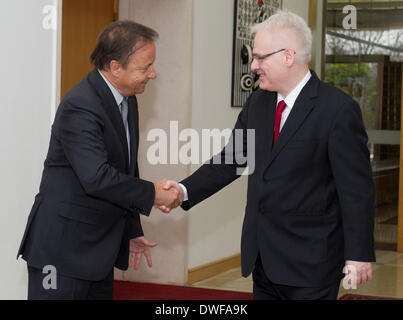 Zagreb, Croatie. 7 mars, 2014. Le Président du Sénat Jean-Pierre Bel (L), serre la main du Président croate Ivo Josipovic au palais présidentiel de Zagreb, capitale de la Croatie, le 7 mars 2014. Après la Croatie, Bel est prévue pour visiter la Grèce et l'Albanie. © Lisanin Miso/Xinhua/Alamy Live News Banque D'Images