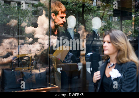 Reflet dans une fenêtre d'un magasin de mode sur l'Upper East Side. Cette région de Manhattan est également connu sous le nom de mille musées Banque D'Images