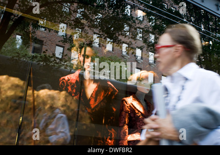 Reflet dans une fenêtre d'un magasin de mode sur l'Upper East Side. L'Upper East Side est un quartier de la région métropolitaine Banque D'Images