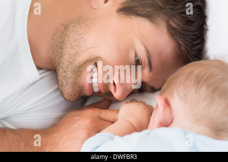 Happy father lying with sleeping Banque D'Images