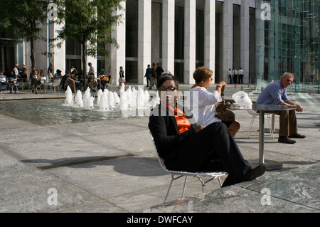 Les gens prennent une desanso à Grand Army Plaza. Grand Army Plaza ( Grand Army Plaza ) . Cette place a été nommé en l'honneur de l'Union européenne une Banque D'Images