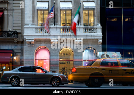 Vitrine magasin Versace sur la Cinquième Avenue . Sont synonymes de boutiques de luxe de la Cinquième Avenue et surtout dans cette partie de Banque D'Images