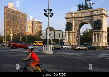 Grand Army Plaza. M Grand Army Plaza 2-3. Presque dès la sortie de l'hôtel, nous trouvons un grand arc appelé "Soldats et marins' Mon Banque D'Images