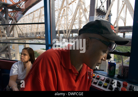 Le Téléphérique de Roosevelt ( Conducteur même billet que le métro ) qui passe le long de l'East River à Queensboro Bridge à Roosevelt Banque D'Images