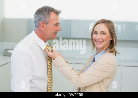 Réglage de la cravate homme femme dans la cuisine Banque D'Images