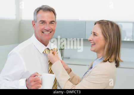 Réglage de la cravate homme femme dans la cuisine Banque D'Images