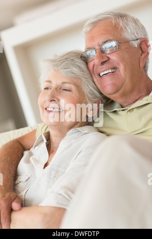 Senior couple sitting on couch relaxing together Banque D'Images