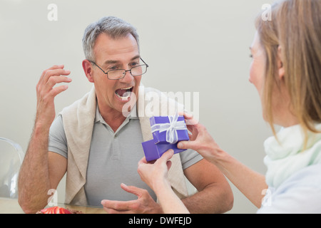 La réception de l'homme choqué par cadeaux femme Banque D'Images