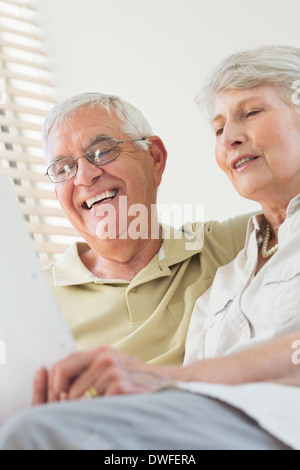 A Senior couple document ensemble sur le canapé Banque D'Images