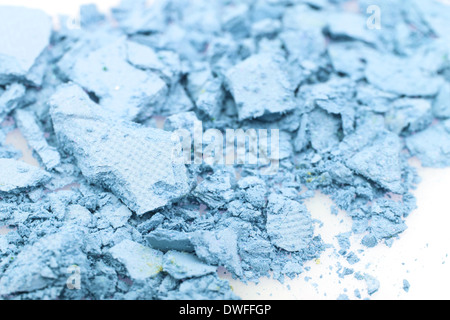 Ombres à paupières écrasées sur blanc. Beauté concept Banque D'Images