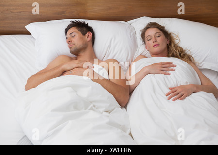 Portrait d'un couple sleeping in bed Banque D'Images