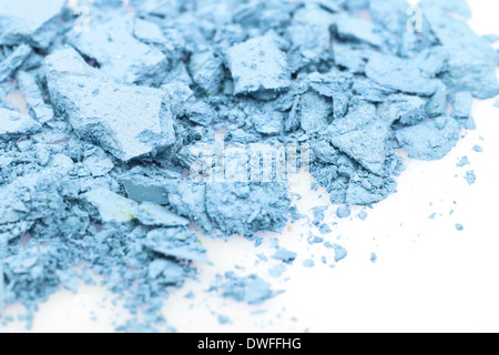 Ombres à paupières écrasées sur blanc. Beauté concept Banque D'Images