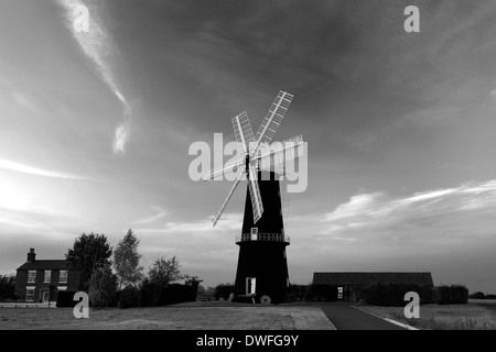 Coucher de soleil sur Sibsey Windmill négociant, Lincolnshire, Angleterre, RU Banque D'Images