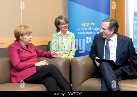 Document - un document du gouvernement en date du 07 mars 2014 La photo montre la chancelière allemande Angela Merkel (L) rencontre avec le Premier Ministre grec Antonis Samaras (R) au cours du congrès du parti à Dublin, Irlande. Le XXII Congrès du Parti Populaire Européen (PPE) a lieu à Dublin les 06 et 07 mars 2014. Photo : GUIDO BERGMANN/dpa //document/de crédit obligatoire pour un usage éditorial uniquement/PAS DE VENTES Banque D'Images