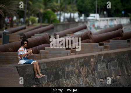 Les chanoines de Barachois. Le Barachois est la plus septentrionale des district de Saint-Denis, la capitale de l'île de la réunion, un département français d'outre-mer dans le sud-ouest de la mer de l'Océan Indien. C'est également le centre de laquelle la ville a grandi. Les falaises à l'ouest le long de l'itinéraire actuel de la côte, la petite baie qui donne au Barachois une fois servi de navires marchands au port. Le site est maintenant à la maison à beaucoup d'entreprises et de gouvernements, y compris la Préfecture de la réunion. Banque D'Images