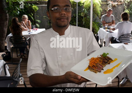 Atelin Ives, chef du Restaurant Villa Marie à Saint Denis. Villa angélique, offre le déjeuner, de type de cuisine 'bar'. Une carte hebdomadaire tentant et fabuleux buffet de desserts, servis sur la terrasse, entourée d'un jardin d'orchidées lontan la végétation et les parois cellulaires végétales endémiques. Un moment de sweet escape en plein coeur de la ville ... Dans la soirée, nous vous accueille dans un cadre élégant et confortable avec une carte raffinée, combinant tradition et modernité. Villa Angélique et l'équipe de collègues qui enchantent avec leur nourriture et leur passion, nous vous invitons à découvrir. Banque D'Images