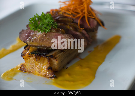 L'un des plats populaires du restaurant Villa angélique : Magret de canard et son gratin de patate douce et sa valeur "sauce Banque D'Images