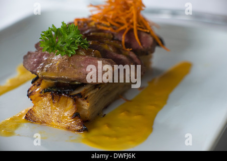 L'un des plats populaires du restaurant Villa angélique : Magret de canard et son gratin de patate douce et sa valeur "sauce Banque D'Images