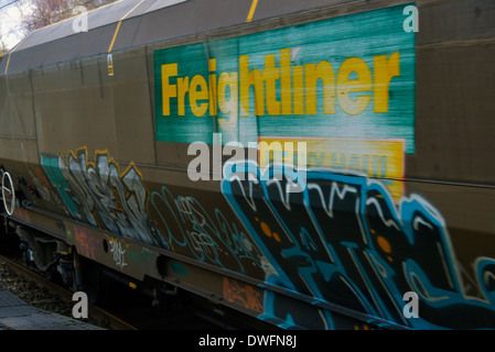 Freightliner Heavy Haul trucks à grande vitesse. Oxenholme, West Coast Main Line, Cumbria, Angleterre, Royaume-Uni, Europe. Banque D'Images