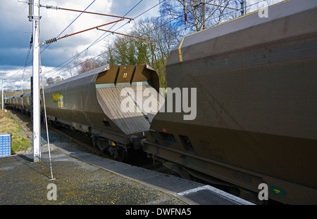 Freightliner Heavy Haul trucks à grande vitesse. Oxenholme, West Coast Main Line, Cumbria, Angleterre, Royaume-Uni, Europe. Banque D'Images