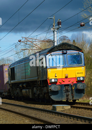 Services ferroviaires directs 66 locomotives fret sur West Coast Main Line à Oxenholme, Cumbria, Angleterre, Royaume-Uni, Europe. Banque D'Images
