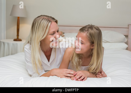 Woman fille, alors qu'au lit Banque D'Images