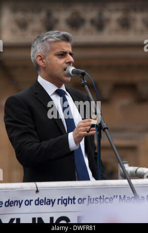 Londres 7 mars 2014. Secrétaire de la Justice de l'ombre Sadiq Khan adresses MP Avocats et procureurs dans lors d'un rassemblement à l'extérieur du Parlement au cours de leur marche en protestation contre de nouvelles réductions de £215 millions pour le budget de l'aide judiciaire, et une réduction d'un tiers des contrats des avocats de service. Crédit : Paul Davey/Alamy Live News Banque D'Images