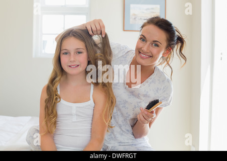 Des cheveux de fille de la mère dans la chambre Banque D'Images