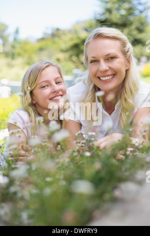 Mère et fille smiling in park Banque D'Images