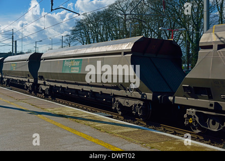 Freightliner Heavy Haul trucks à grande vitesse. Oxenholme, West Coast Main Line, Cumbria, Angleterre, Royaume-Uni, Europe. Banque D'Images