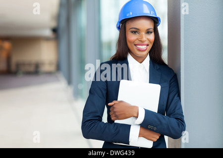 Belle construction de l'Afrique de l'ordinateur portable ingénieur holding Banque D'Images