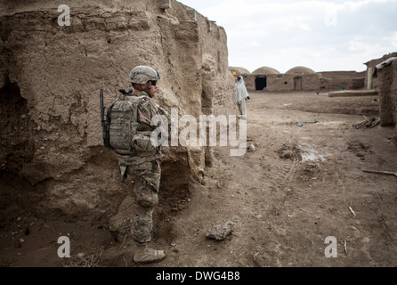 Un soldat américain lors d'une patrouille de reconnaissance dans un village pendant le fonctionnement du Scoutisme Alamo 12 février 2014 dans la province de Kandahar, Afghanistan. Banque D'Images