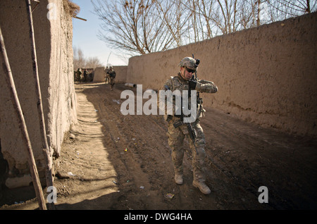 Un soldat américain lors d'une patrouille de reconnaissance dans un village pendant le fonctionnement du Scoutisme Alamo 12 février 2014 dans la province de Kandahar, Afghanistan. Banque D'Images