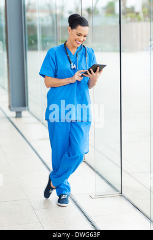 Cheerful young medical doctor using tablet pc Banque D'Images