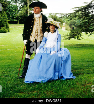 Gentry Anglaise du 18ème siècle dans un parc paysager, Audley End House gardens, Essex England UK, reconstitution historique costumes costume fashion fashions gentilhomme et dame Banque D'Images