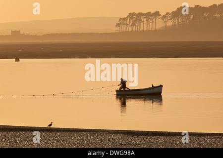 Le transport d'un pêcheur dans ses filets sur la côte près de Caernarfon Gwynedd au Pays de Galles. Banque D'Images