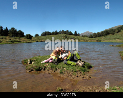 Famille dans le petit lac de Vielha, Paysage près du tunnel de Vielha, la route N 230, Escaldes-Engordany, Viella, Val d'Aran, Aran Banque D'Images