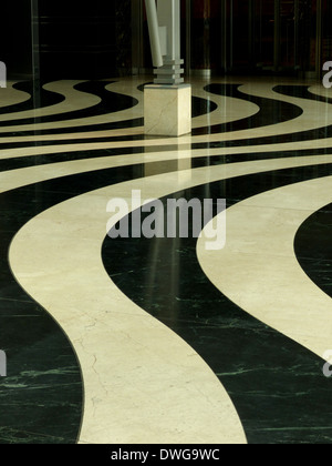 La femme tout en noir et blanc à rayures en étage dans l'Atrium Obika Canary Wharf Banque D'Images