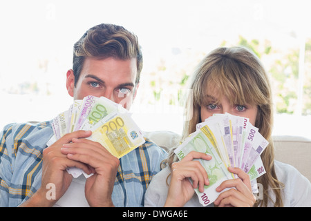 Close-up portrait of a young couple holding euro note Banque D'Images