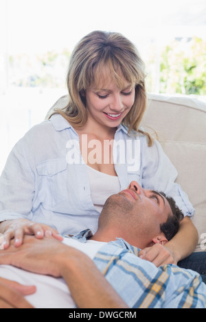 Reposant sur l'homme heureux sur la table au tour de womans Banque D'Images