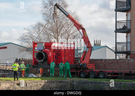 Les quais de Bridgwater, Somerset, UK . 07Th Mar, 2014. Vanheck néerlandais pompe est démonté et chargé sur un camion en attente pour son voyage de retour vers la Hollande, le vendredi 7 mars, 2014 à Bridgwater Docks. La pompe à haute capacité a été installé par l'Agence de l'environnement à la mi-février à titre de précaution pour retourner l'eau dans la rivière Parrett pour empêcher le débordement de canal Bridgwater. Cela fait suite aux pires inondations sur les niveaux de Somerset dans l'histoire vivante. Credit : Nick Cable/Alamy Live News Banque D'Images