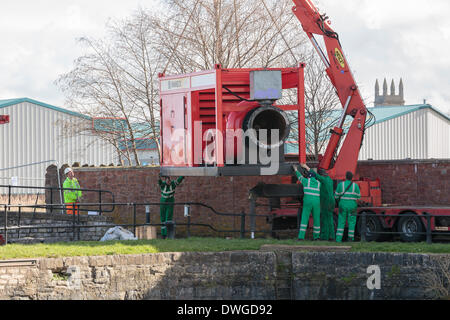 Les quais de Bridgwater, Somerset, UK . 07Th Mar, 2014. Vanheck néerlandais pompe est démonté et chargé sur un camion en attente pour son voyage de retour vers la Hollande, le vendredi 7 mars, 2014 à Bridgwater Docks. La pompe à haute capacité a été installé par l'Agence de l'environnement à la mi-février à titre de précaution pour retourner l'eau dans la rivière Parrett pour empêcher le débordement de canal Bridgwater. Cela fait suite aux pires inondations sur les niveaux de Somerset dans l'histoire vivante. Credit : Nick Cable/Alamy Live News Banque D'Images