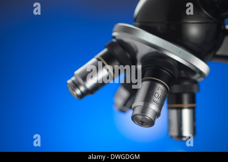 Close up de tourelle retour microscope allumé par dégradé bleu avec très peu de profondeur de champ