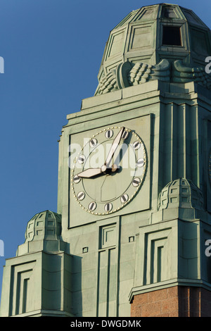 L'horloge de la Gare Centrale d'Helsinki dans la lumière du soleil du matin. Banque D'Images