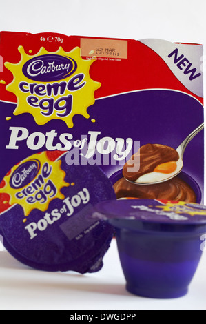 Cadbury creme egg Pots de joie sur fond blanc Banque D'Images