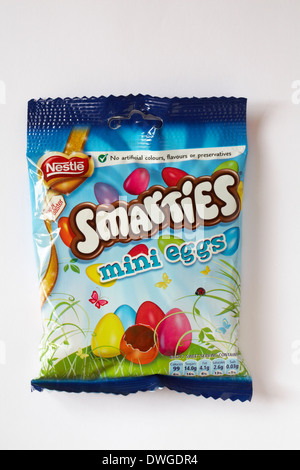 Sachet de Smarties Nestlé mini oeufs isolé sur fond blanc - prêt pour Pâques Banque D'Images