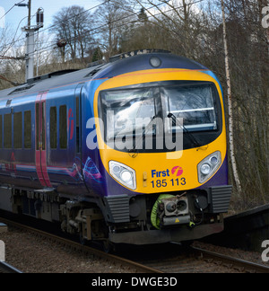 First TransPennine Express, DMU 185 Classe Desiro, numéro 185 113, et à l'approche de la station Oxenholme, Cumbria, Angleterre, Royaume-Uni, Europe. Banque D'Images